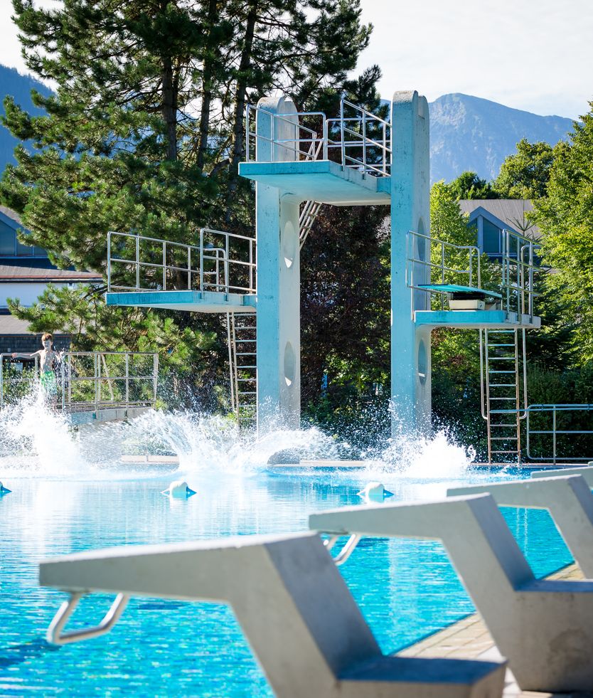 Sprungturm und Schwimmbecken im Freibad