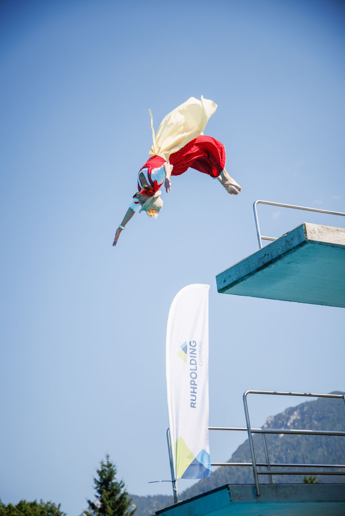 Kunstvoller Sprung im Dirndl vom 5 Meter Turm 
