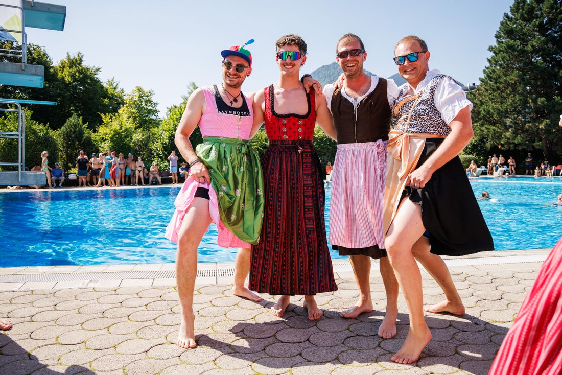 Gruppenfoto von Teilnehmer im Dirndl gekleidet.