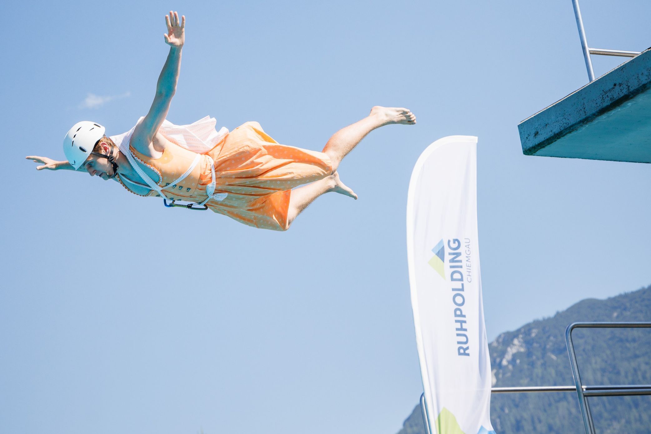 Waghalsiger Sprung vom 5 Meter Turm 