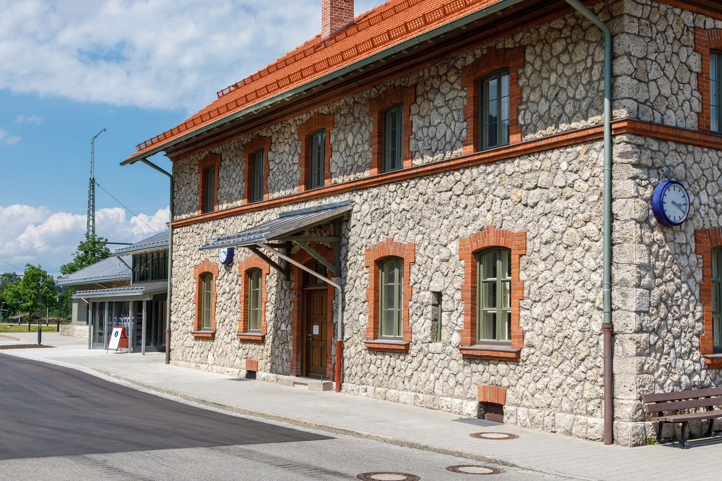 Bahnhof und Tourist Info Ruhpolding