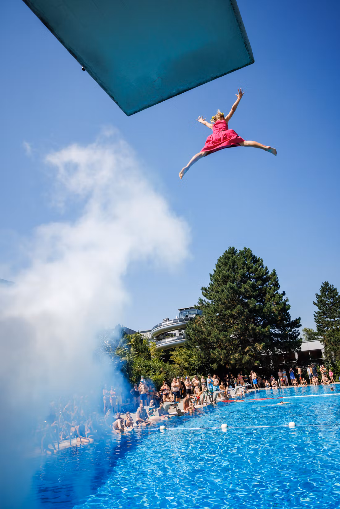 Mädchen springt im Spagatsprung fürs Dirndl Fliang